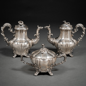 Conjunto de cafetera, Tetera y azucarero en plata china del siglo XX.