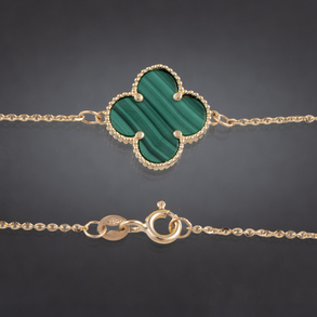 Pulsera con colgante en forma de trébol en oro amarillo de 18 kt con malaquita.