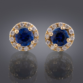 Pareja de pendientes en oro amarillo de 18 kt con brillantes y zafiros.