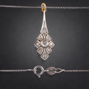 Colgante Art Decó  con cadena en oro blanco de 18 kt