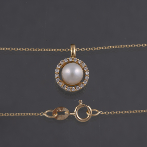 Colgante con perla cultivada y orla de brillantes con cadena en oro amarillo de 18 kt.