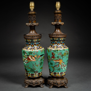 Pareja de quinques en esmalte cloisoné y bronce pavonado con decoración chinesca adaptados como lámpara del siglo XIX.