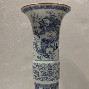 Jarrón en forma de trompeta en porcelana azul y blanca con montura en bronce dorado del siglo XIX