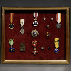 Conjunto de 15 condecoración militares españolas y extranjeras en esmalte y bronce dorado.