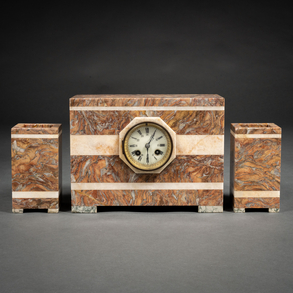 Reloj con guarnición de copas Art Decó en mármol veteado.