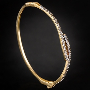 Oulsera rígida en oro amarillo de 18 kt con circonitas.