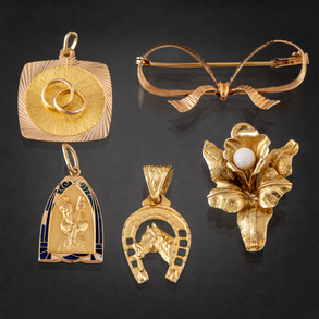 Conjunto de broche en forma de lazo y cuatro colgantes en oro amarillo de 18 kt.