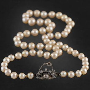 Collar de perlas cultivadas con cierre de oro blanco de 18 kt y brillantes.