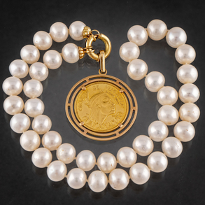 Collar de perlas cultivadas con cierre y colgante en oro amarillo de 18 kt.