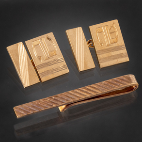 Conjunto de gemelos y alfiler de corbata en oro amarillo de 18 kt.