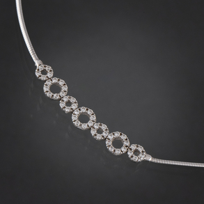 Gargantilla en oro blanco de 18 kt con circonitas.