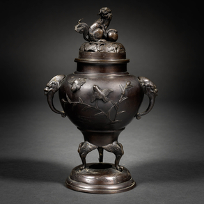 Quemador o Incensario chino realizado en bronce, decorado con pájaros y elementos vegetales. Siglo XX.