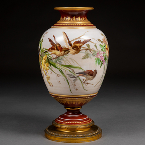Jarrón en opalina de Baccarat estilo Luís XVI con escena de pájaros pintados a mano.
