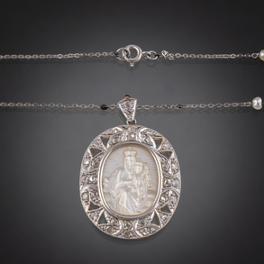 Cadena en oro blanco de 18 kt con perlitas y medalla con orla de brillantes y placa de la Virgen en nácar.
