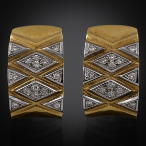 Elegante pareja de pendientes en oro amarillo de 18 kt con decoración romboidal y brillantes.