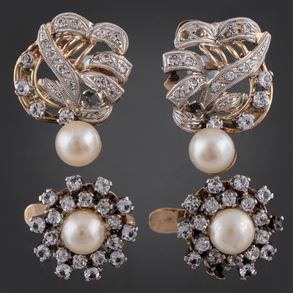 Conjunto de dos parejas de pendientes en en oro amarillo de 18kt con perlitas.