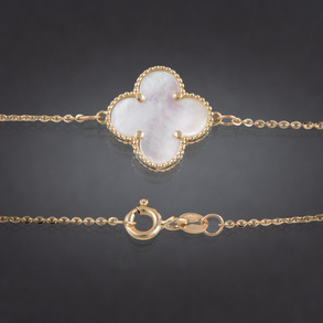Pulsera en oro amarillo de 18kt con colgante en forma de trébol con aplicación en nácar.