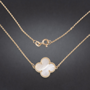 Cadena y colgante en forma de trébol en oro amarillo de 18 kt con incrustaciones de nácar.