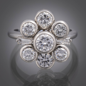 Anillo en forma de rosetón en oro blanco de 18kt con brillantes.