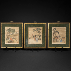 Conjunto de tres sedas chinas pintadas a mano del siglo XX.