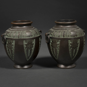 Pareja de ánforas en bronce del siglo XX.