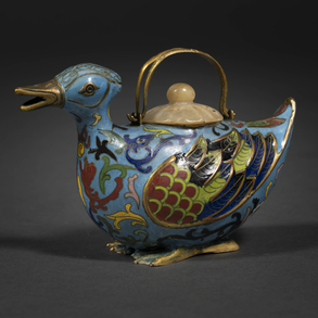 Pato en esmalte chino cloisoné con tapa en jade del siglo XX.