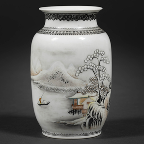 Jarrón en porcelana china del siglo XX.