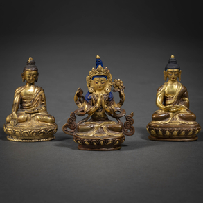 Conjunto de tres budas en bronce dorado con restos de policromía de la dinastía Qing (1644-1912)