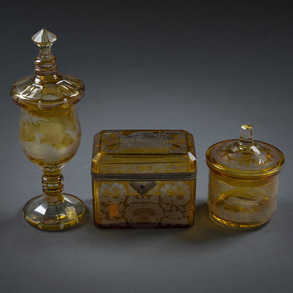 Conjunto de tres piezas de cristal de bohemia de color ámbar del siglo XIX-XX