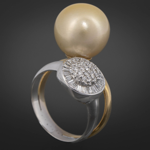 Anillo bicolor en oro de 18 kt con brillantes y perla cultivada.