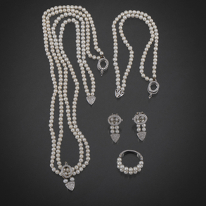 Conjunto compuesto por collar de perlas de río, pulsera de perlas de río, anillo en oro blanco de 18 kt y perlas de rio y pareja de pendientes en oro blanco de 18 kt brillantes y perlas de río.