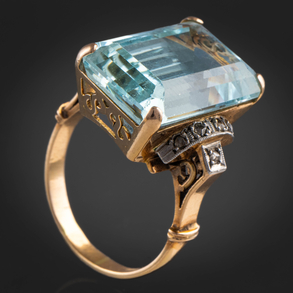 Sortija vintage años 40-50 en oro amarillo de 18kt con topacio central y brillantes talla antigua en los hombros.