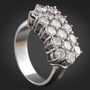 Anillo en oro blanco de 18kt con tres bandas de brillantes.