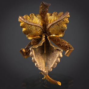 Bonito broche en forma de hoja en oro de dos colores de 18kt