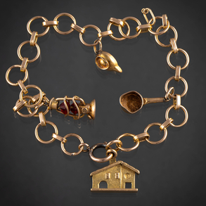 Pulsera de eslabones circulares con tres colgantes en oro amarillo de 18 kt.
