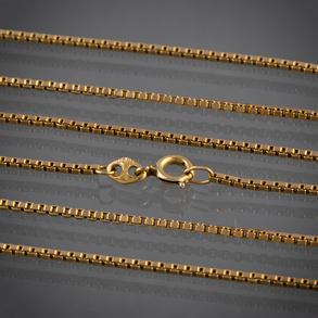 Cadena de pequeños eslabones en oro amarillo de 18 kt