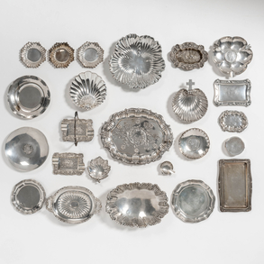 Miscelánea de bandejas y ceniceros en plata española y punzonada del siglo XX.