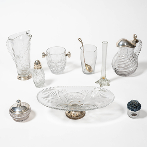 Conjunto de nueve piezas de cristal tallado con aplicaciones en plata española y punzonada del siglo XX.