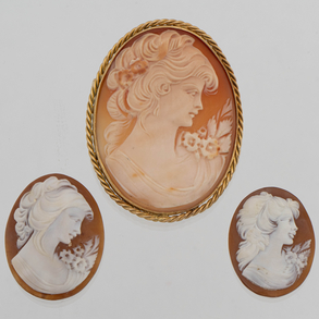 Conjunto de tres camafeos en ágata de dos colores, el de mayor tamaño montura en oro amarillo de 18 kt.