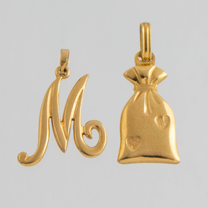 Conjunto de dos colgante en forma de de saco y letra M en oro amarillo de 18 kt.