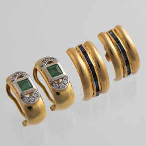 Conjunto de pareja de pendientes en oro amarillo de 18 kt con esmeraldas, circonitas y zafiros.