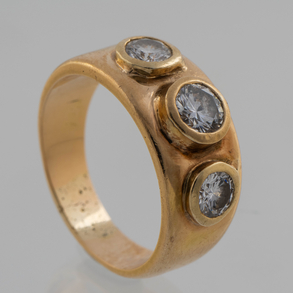 Anillo en oro amarillo de 18kt con tres diamantes talla brillante.