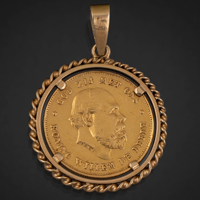 Colgante circular con orla sogueada en oro amarillo de 18 kt con moneda en el interior.