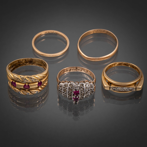 Conjunto de tres sortijas y dos alianzas en oro amarillo de 18 kt