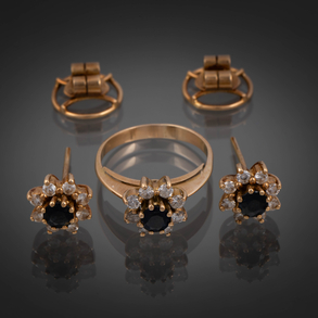 Conjunto de anillo y pareja de pendientes con brillantes y zafiros en oro amarillo de 18kt