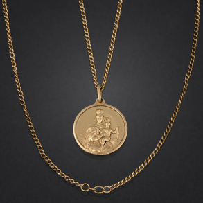 Cadena y medalla de la Virgen con el niño en oro amarillo de 18 kt.