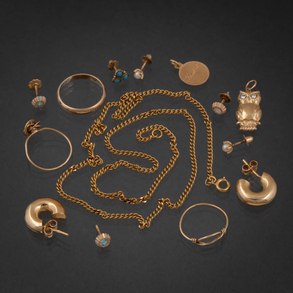 Miscelánea de cadena, cuatro pareja de pendientes, dos anillos, una alianza y y dos colgantes en oro amarillo de 18 kt.