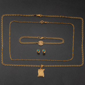 Conjunto de dos cadenas pendientes  y pulsera en oro amarillo de 18 kt.