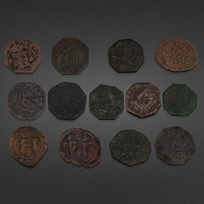 Conjunto de trece monedas de cuatro Coronados de los Siglos XVII-XVIII, Ceca Pamplona.
