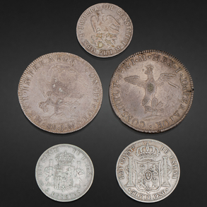 Conjunto de dos monedas de Alfonso XII del año 1882 y Alfonso XIII del año 1905 y tres monedas del gobierno provisional.